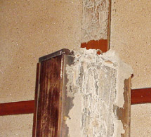 柱時計を取ったらその裏側が被害にあっていた。